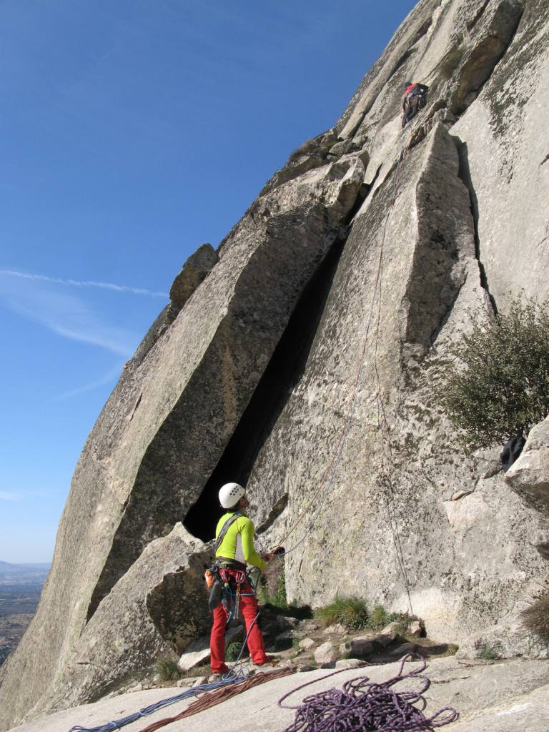 Gran laja sobre la que empezamos la va Ezequiel. Foto:Mnica