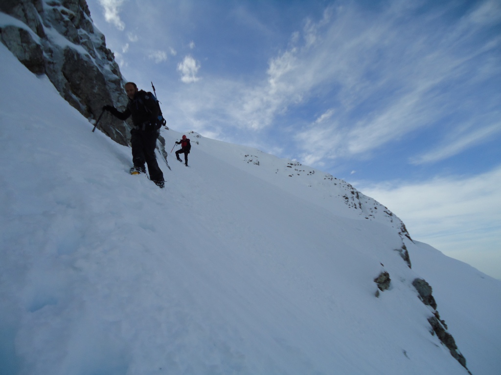 Travesa Superior hacia la cumbre y ultima parte del Corredor Norte del Espigete. Foto Rodr