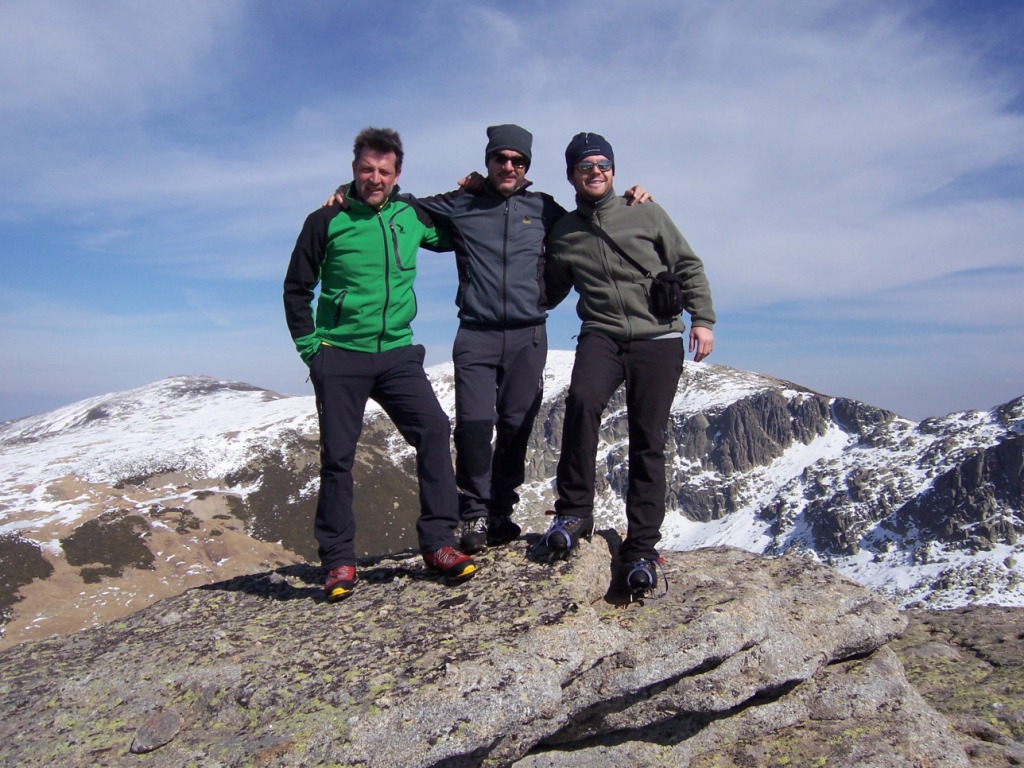 Cumbre de Dos Hermanitos. Poca nieve y tiempo excesivamente clido. Foto Angel.