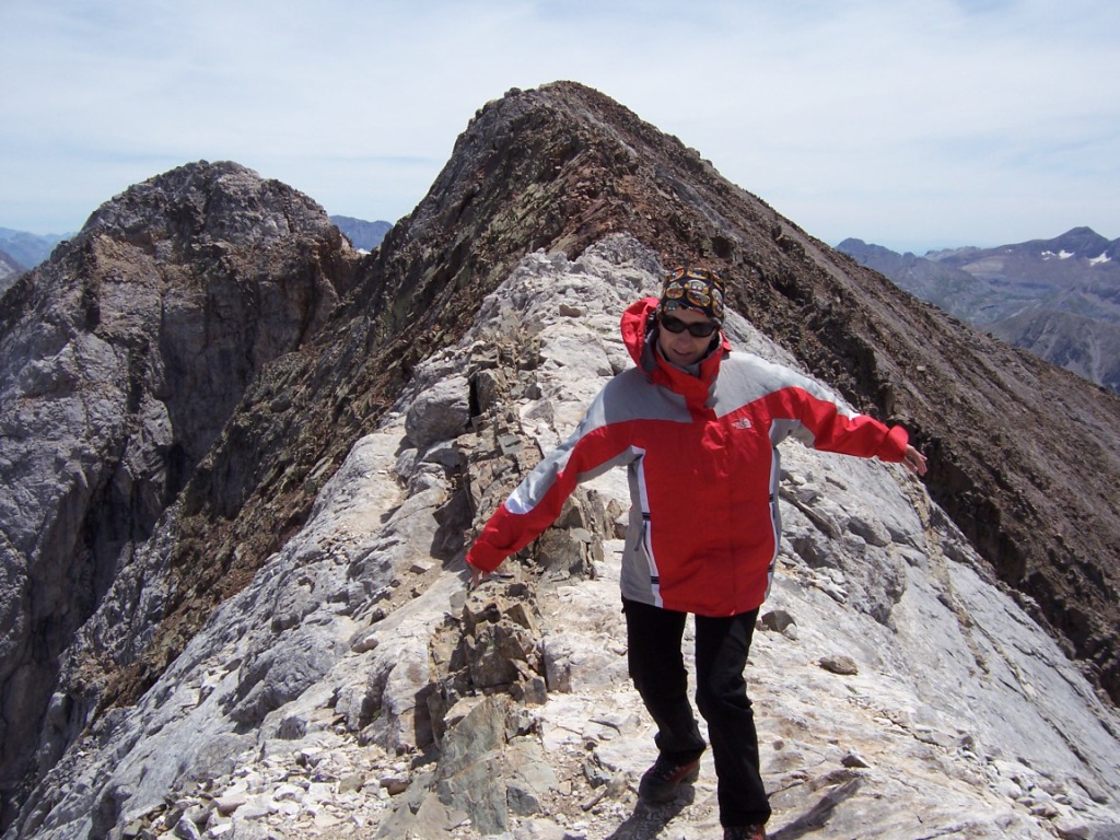 Disfrutando de la Arista cimera. Al fondo cumbre central y Este. Foto:PabloFR Disfrutando de la Arista cimera. Al fondo cumbre central y Este. Foto:PabloFR