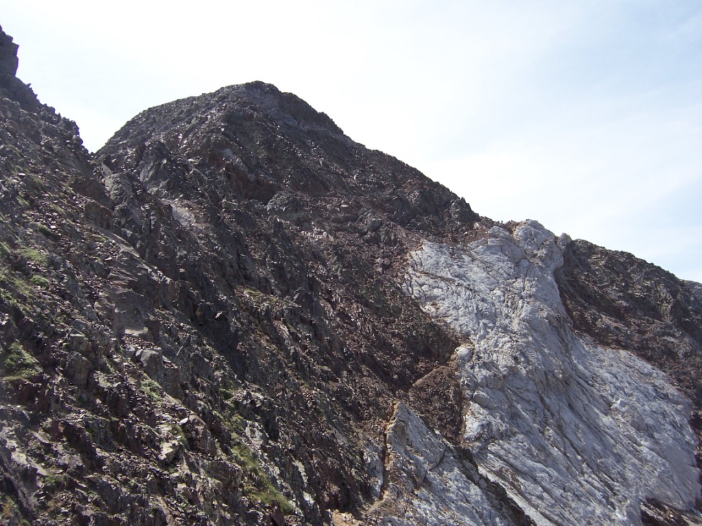 Línea obvia de ascenso a mitad de ladera en Los Infiernos. Foto: PabloFR Línea obvia de ascenso a mitad de ladera en Los Infiernos. Foto: PabloFR