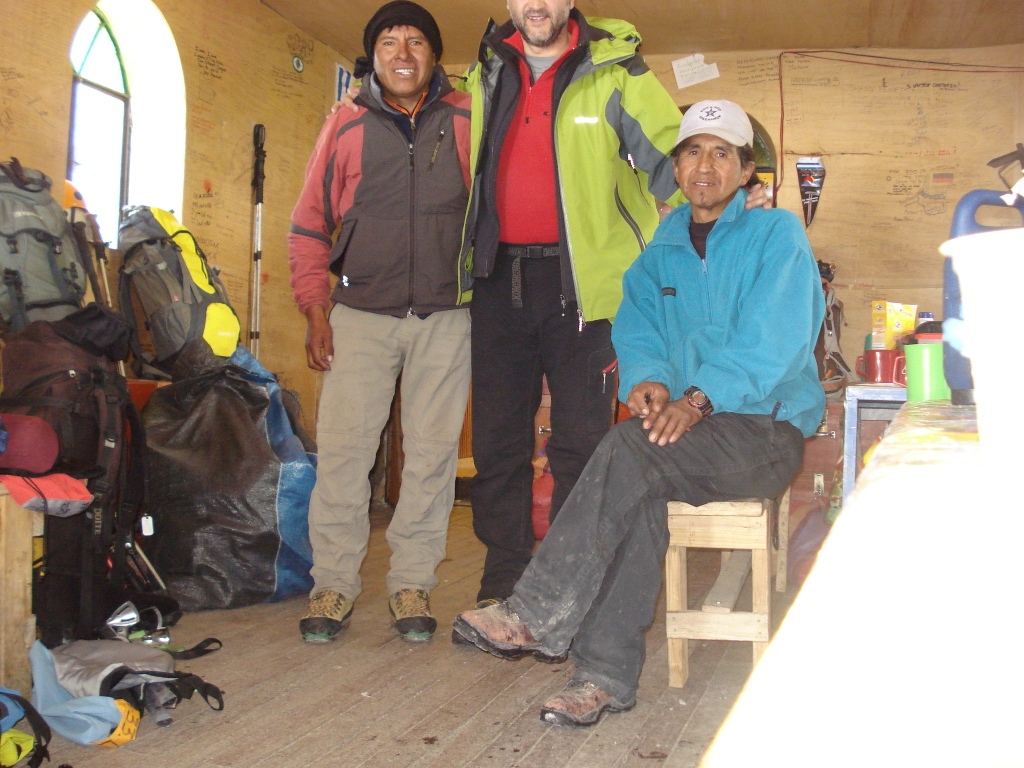Con Agustn y Flix en el refugio. Foto:ngel ?