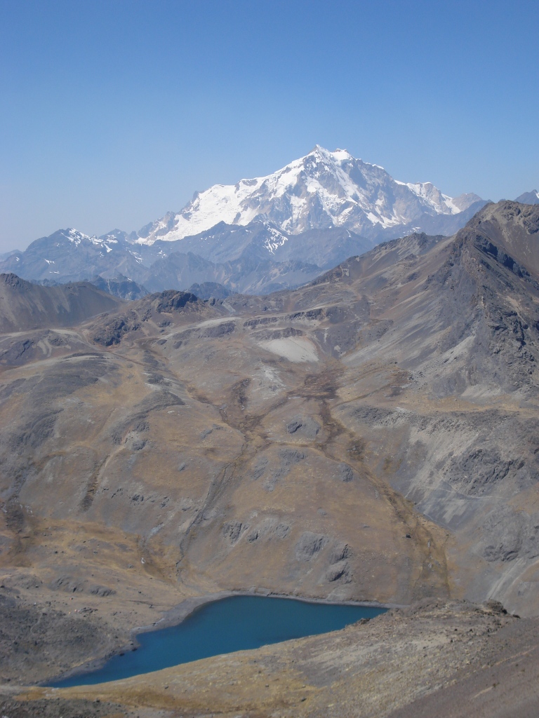 Laguna Chiarkota con el Huayna al fondo desde el Collado del Austria. Foto:ngel