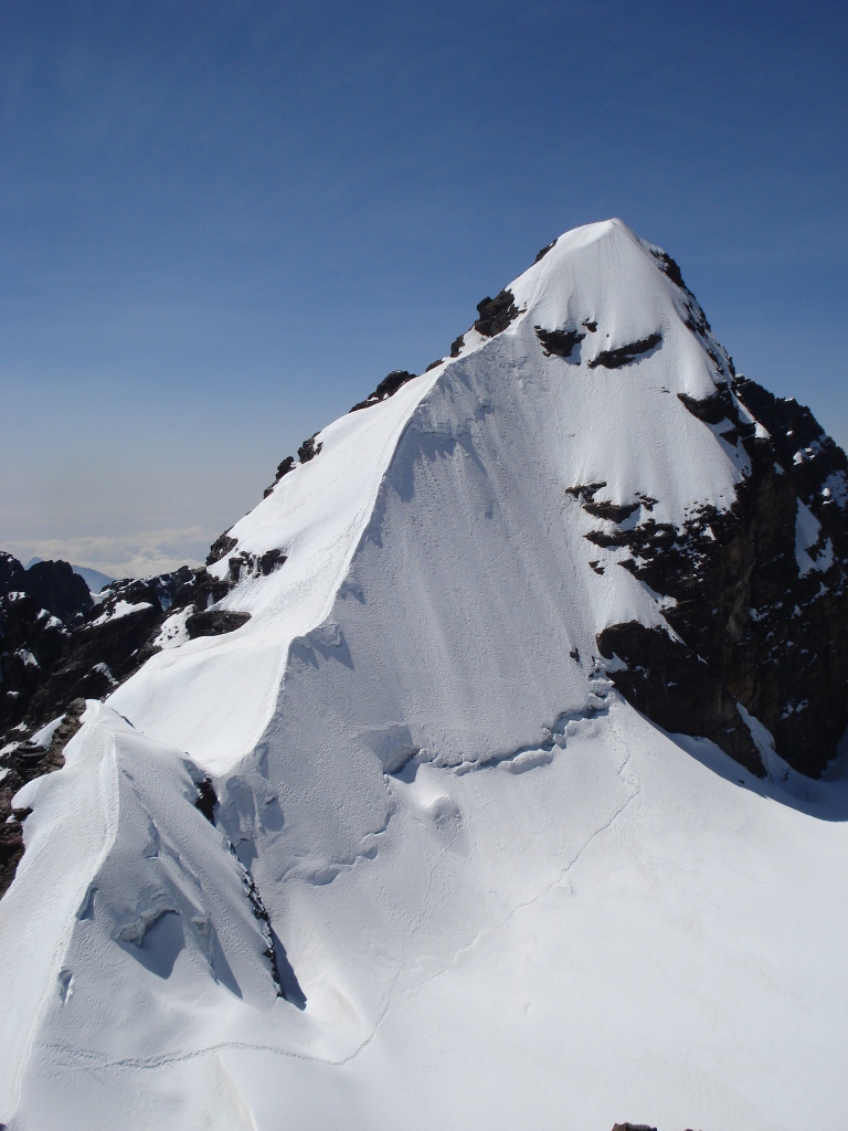 Pequeo Alpamayo desde la Cumbre del Tarija. Foto:ngel.