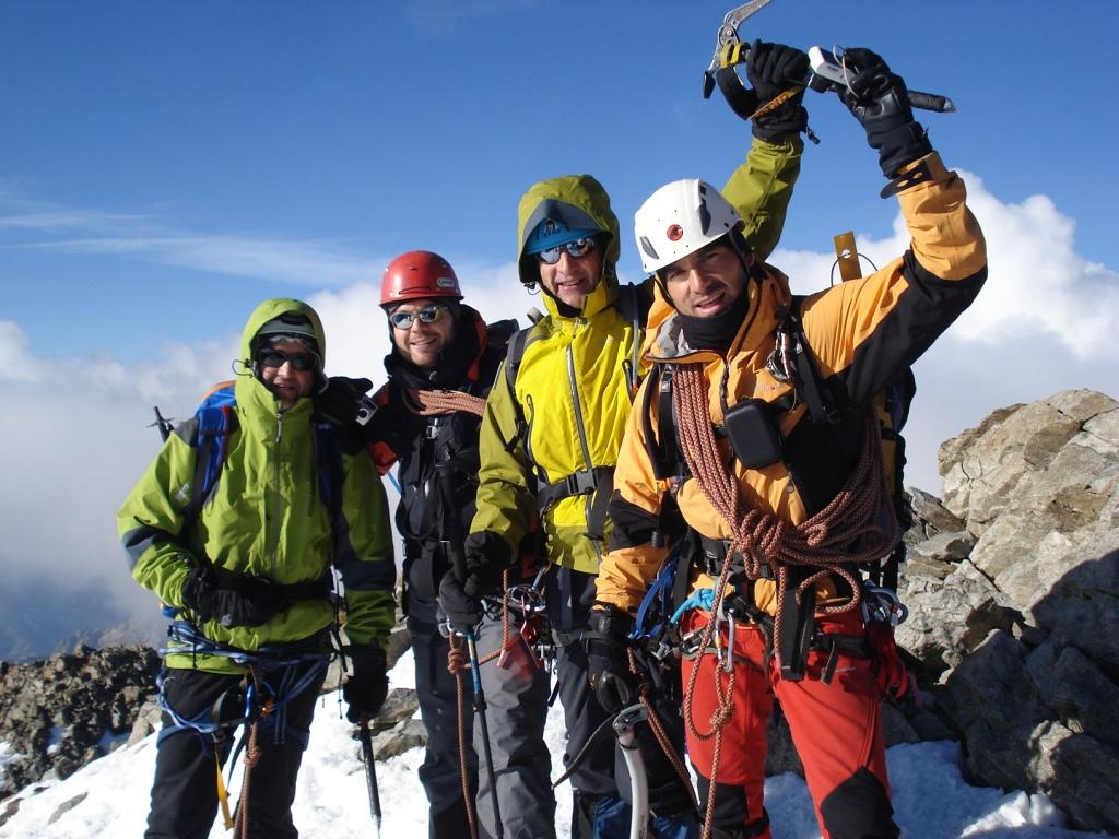 Un gua muy simptico nos hizo la foto de cumbre a los cuatro.