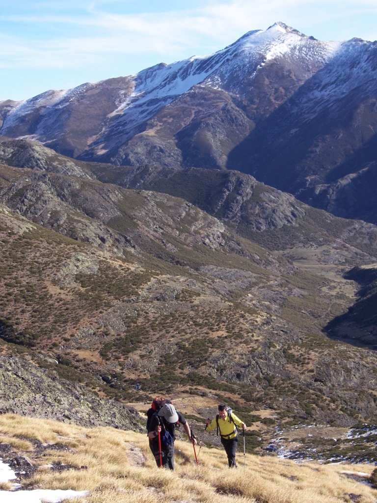 Subiendo por uno de los valles que da acceso a Peas Malas. foto:PabloFR