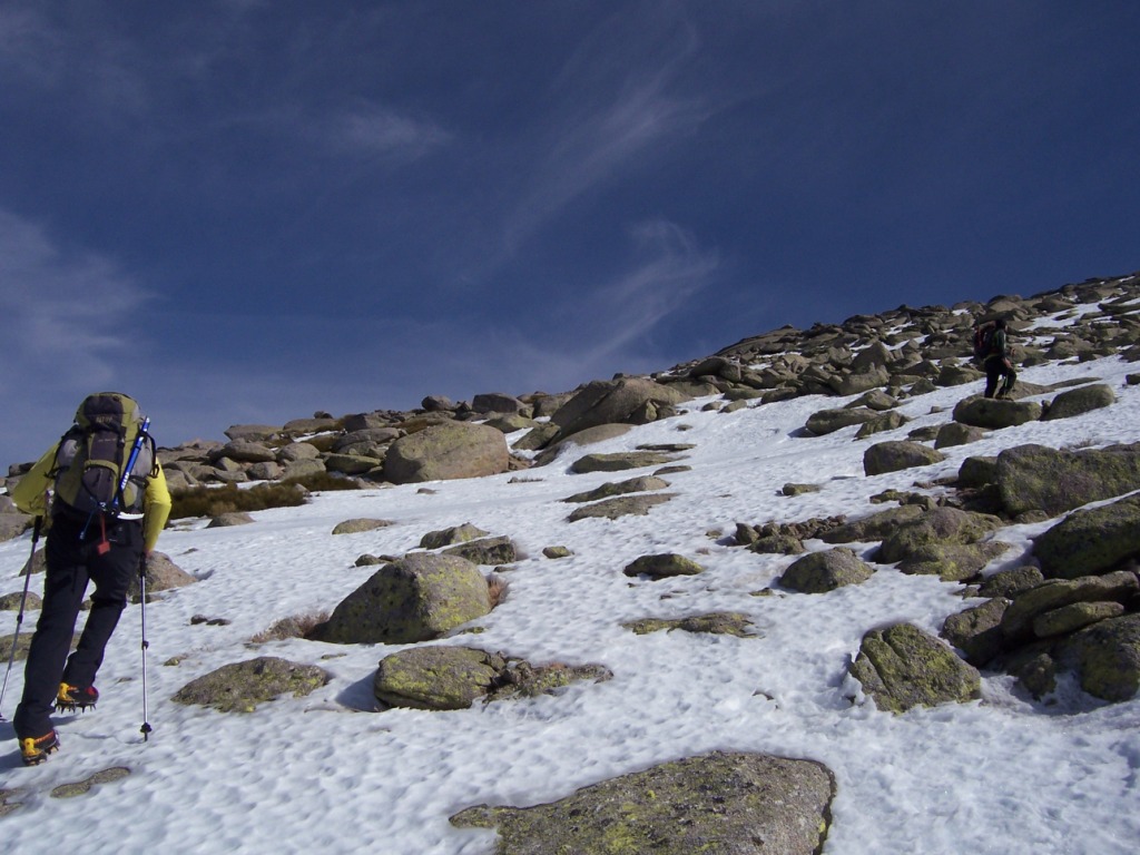 Ultimos metros sobre nieve dura sobre la ltima pala de pendiente suave. Foto:PabloFR