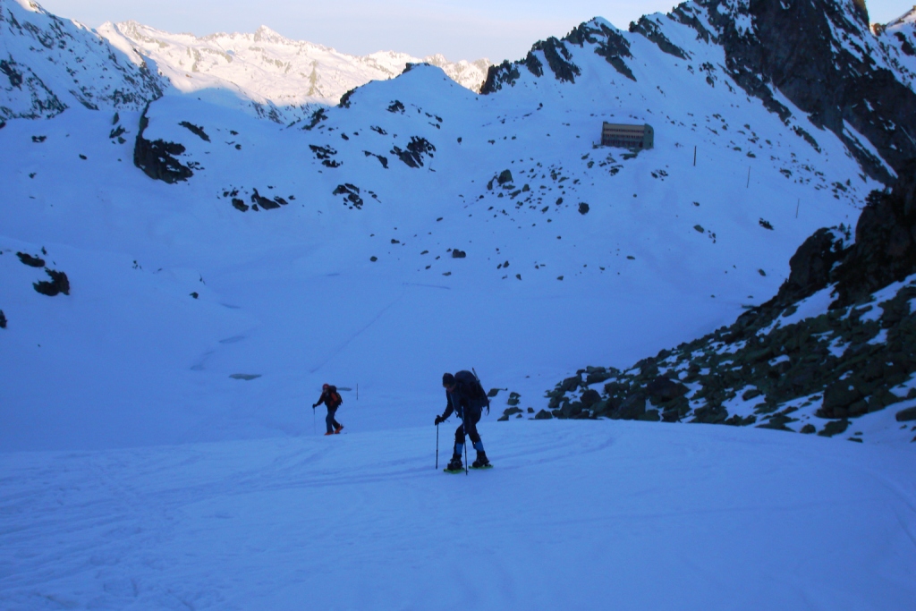 Primeras luces del día, saliendo del refugio de la Glère. Foto: Angel. Primeras luces del día, saliendo del refugio de la Glère. Foto: Angel.