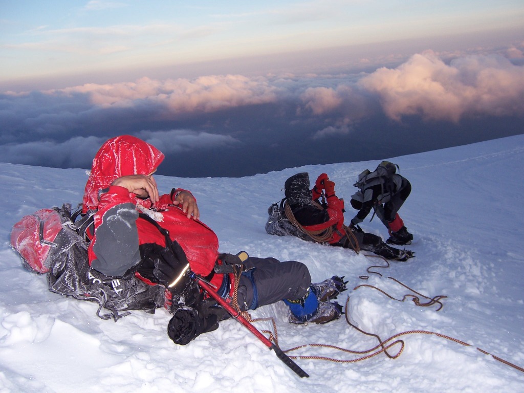 Descanso tras escapar de la tormenta que bloqueaba la cumbre- Foto: PabloFR