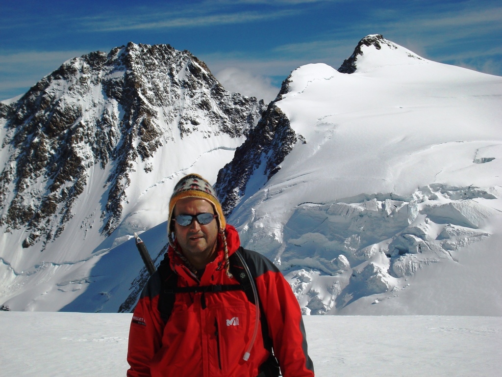 Punta Doufour, detras de Angel. Foto: Julin.