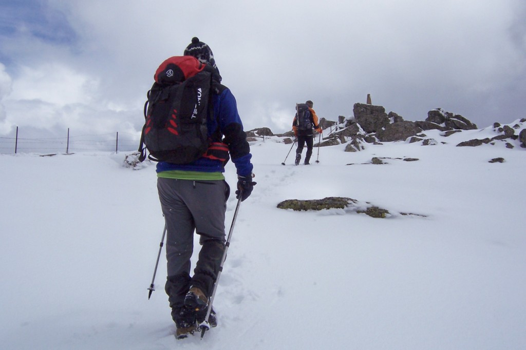 Monotona subida sobre el manto de nieve