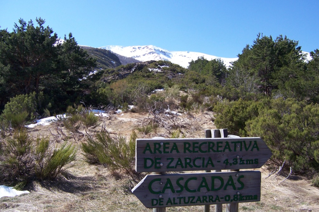 Indicaciones en lo alto de la ruta.