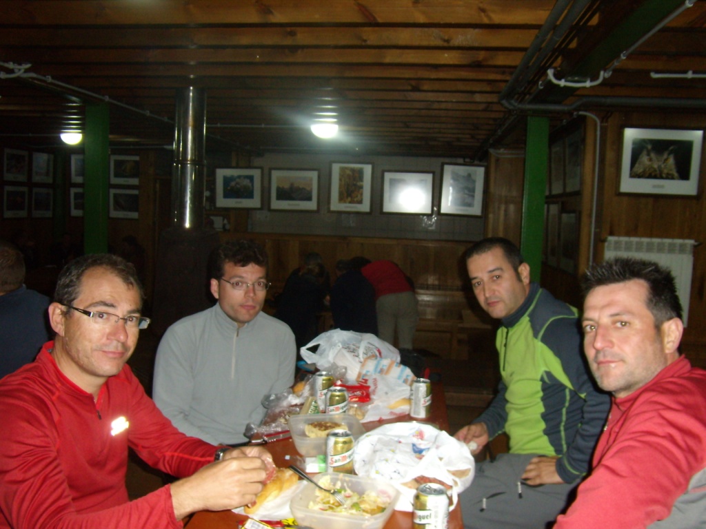 Cojiendo fuerzas en el refugio.  Mariano, Pablo, Angel y Julian. Foto: Rodro