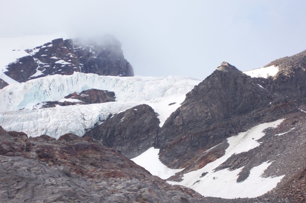 Impresionante balcn desde el que se asoma el Refu "Guide d'Ayas" frente al glaciar d'Ayas. Foto: PabloFR