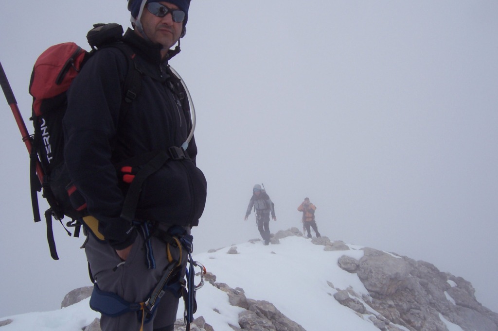 En la cumbre cubiertos por la espesa niebla