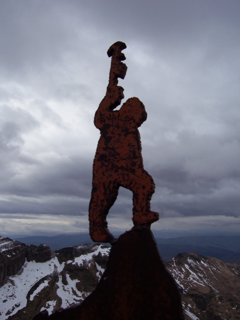 Curioso buzón del Pico la Miel, sobre Lunada, con la silueta de Edmund Hillary en la cumbre del Everest . Foto: PabloFR