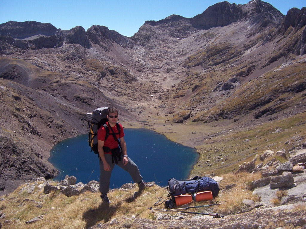 Lago de....y collado de.... al fondo