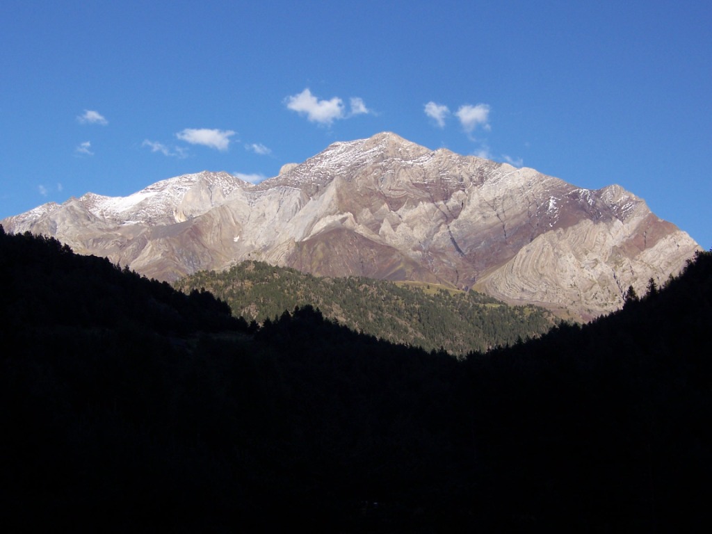 Fabulosa mole del segundo pico ms alto de Pirineos
